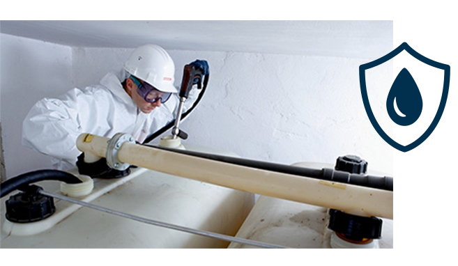 Mitarbeiter bei der Tankreinigung